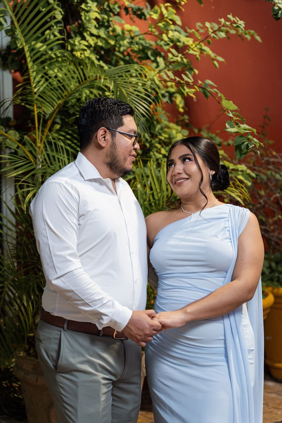 Sergio y Vanessa tomados de la mano